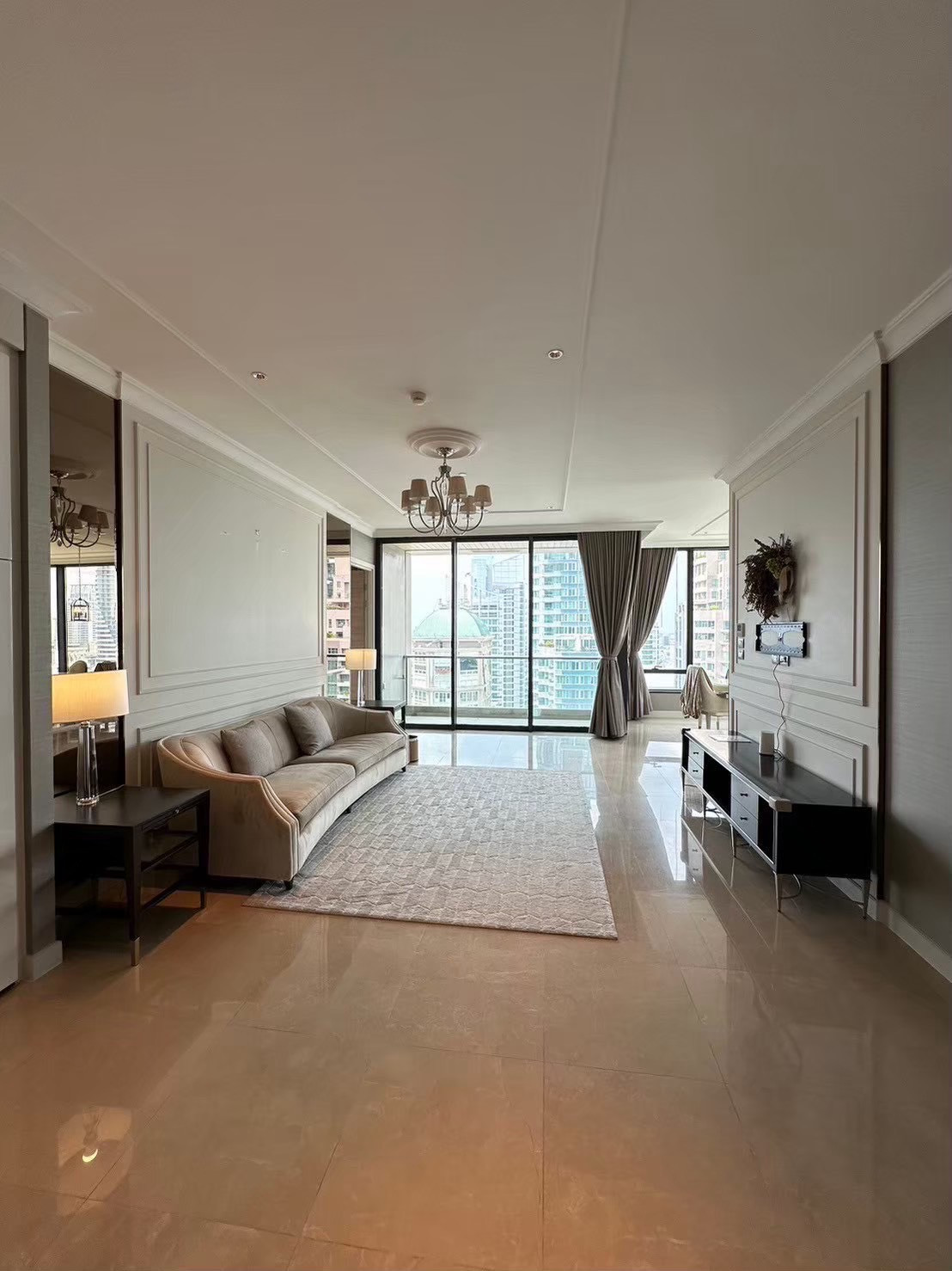 Luxury condo for rent in Lang Suan area, 193 sq m, 3 bedrooms, 3 bathrooms, near BTS Ratchadamri, Lumpini Park, fully furnished, ready to move in. Luxury condo for rent in Lang Suan area, 193 sq m, 3 bedrooms, 3 bathrooms, near BTS Ratchadamri, Lumpini Park, fully furnished, ready to move in.