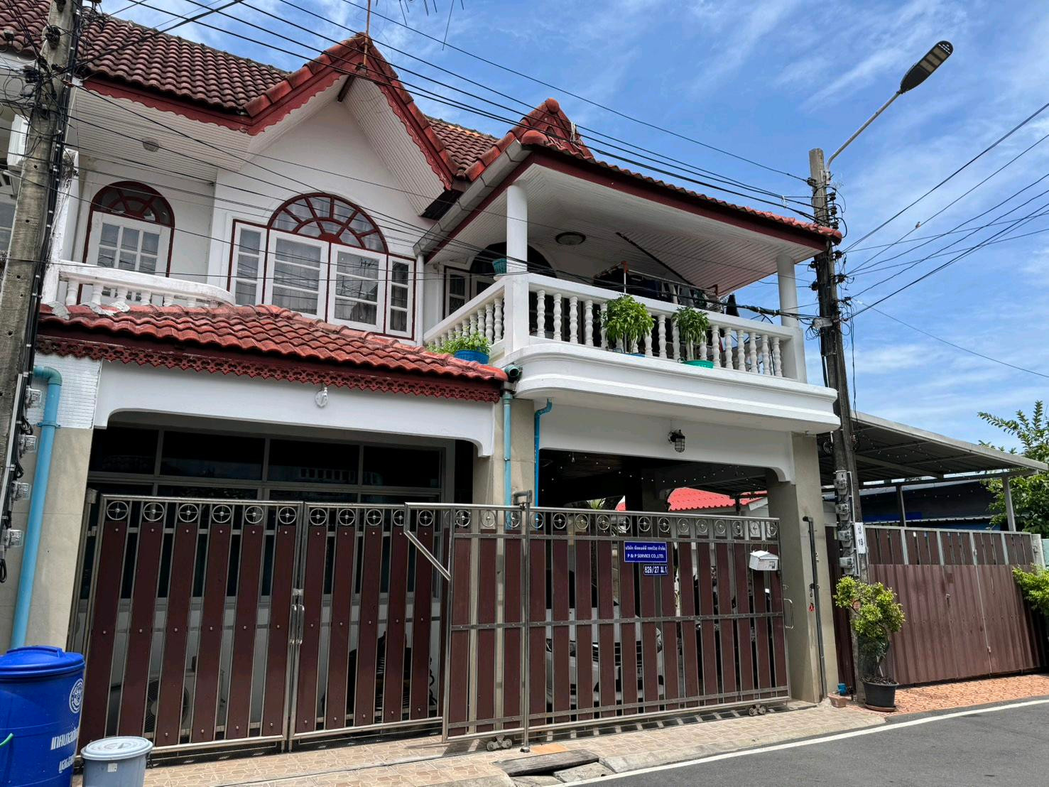 Near the BTS, near Central, good location, house on the edge of 49 sq m., 3.59 million baht. Near the BTS, near Central, good location, house on the edge of 49 sq m., 3.59 million baht.