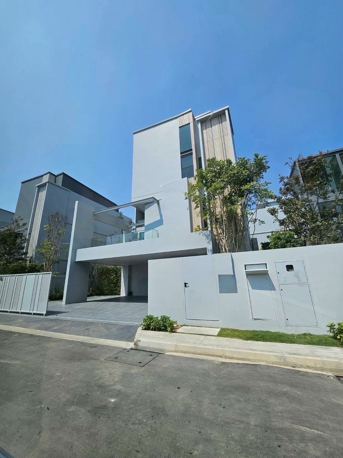 Available 1/10/26 Luxury house for rent / sell at Vive Krungthep Kreetha 3 storey with private lift near international schools Bangkok Available 1/10/26 Luxury house for rent / sell at Vive Krungthep Kreetha 3 storey with private lift near international schools Bangkok