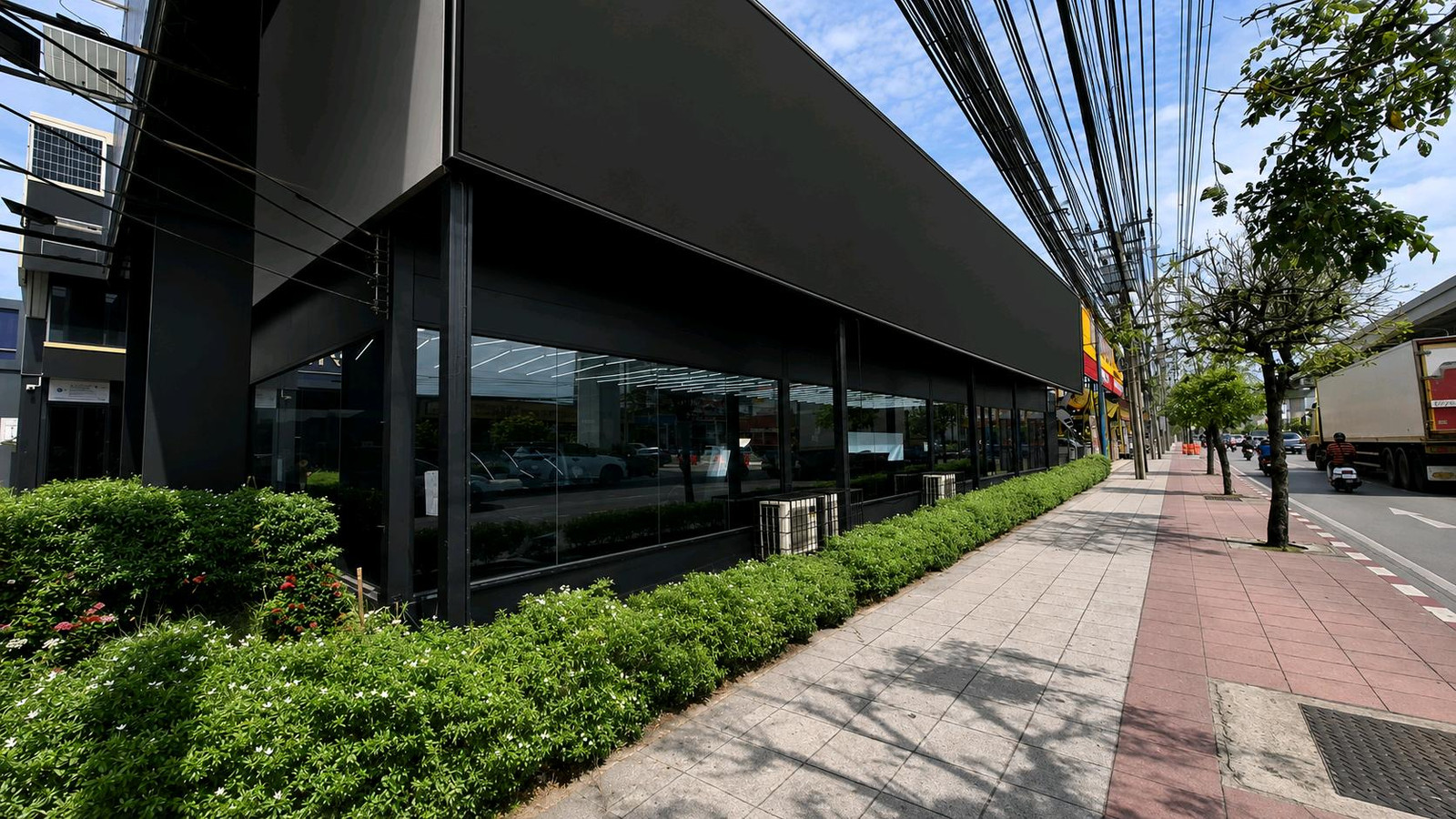 Showroom + Office for rent, next to Srinakarin Road | Area approximately 800 sq m | Near Seacon Square – Paradise Park