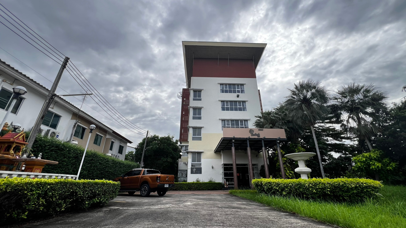 Land and buildings for sale, more than 5 rai (land-hotel-house), Watcharaphon Road, Soi 3-5, Sai Mai District, Bangkok. Land and buildings for sale, more than 5 rai (land-hotel-house), Watcharaphon Road, Soi 3-5, Sai Mai District, Bangkok.