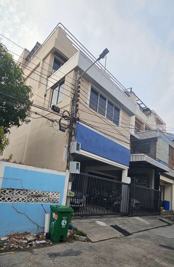 Home office for sale, 6 floors, good location, convenient travel, Soi Udomsuk.