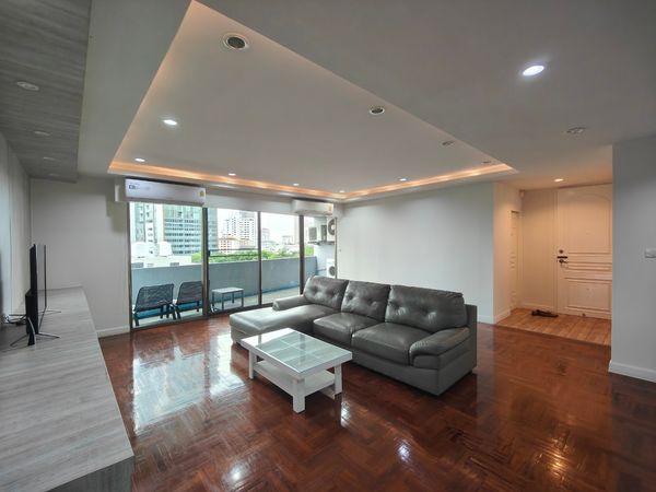 Pet Friendly 4 bedroom condo with 3 mins walk from BTS Phromphong