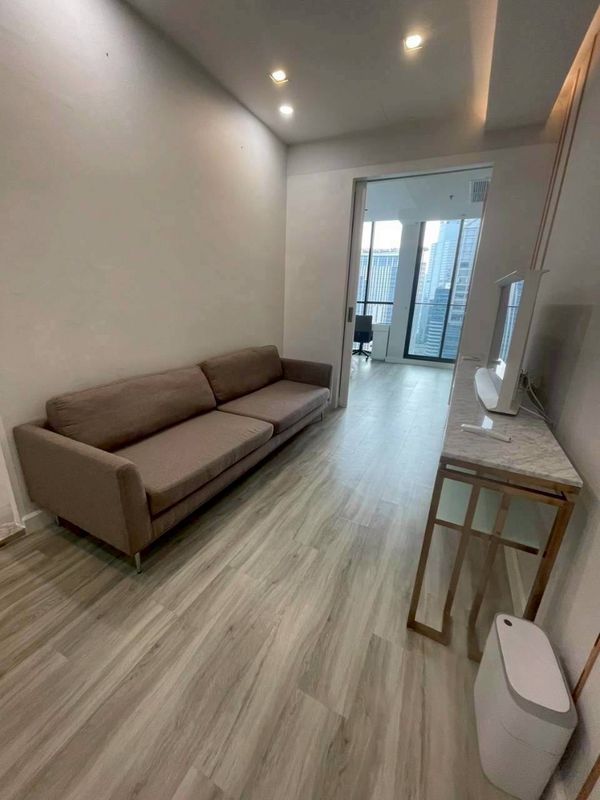 Condo for sale, Noble Ploenchit, 28th floor, Building B, good location, convenient travel, near BTS Ploenchit.