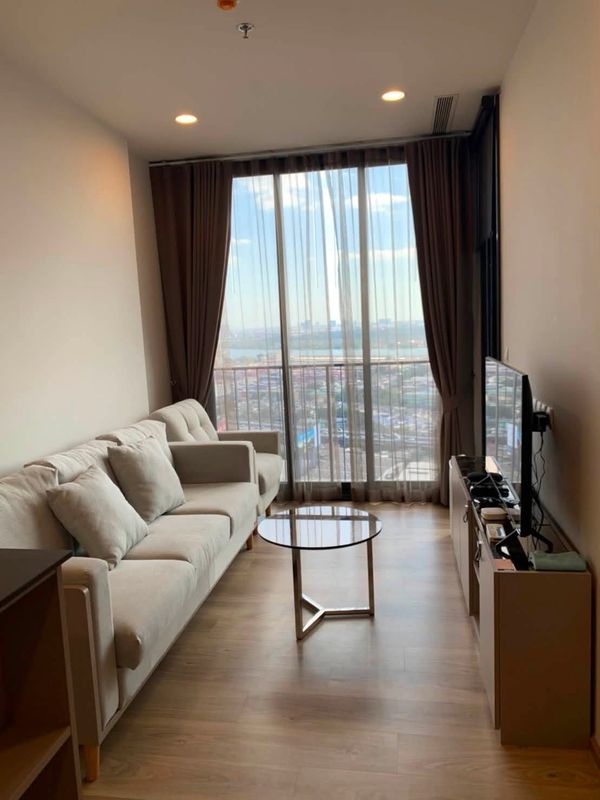 Oka Haus Sukhumvit 36 ห้องแต่งโทนอบอุ่นน่าอยู่ มีเคาน์เตอร์บาร์มุมครัวไว้นั่งชิล 1 ห้องนอน 1 ห้องน้ำ