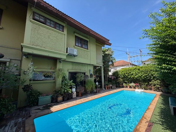 Pool House in Muang Ake Rangsit with Large Backyard Garden