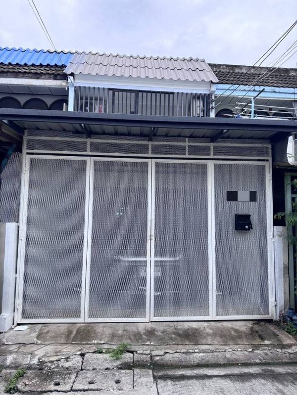 2-story townhome for rent, newly renovated, ready to move in. Pracharat Bamphen Road Air conditioned, fully furnished, 3 bedrooms, 2 bathrooms, rental price 29,000 baht.