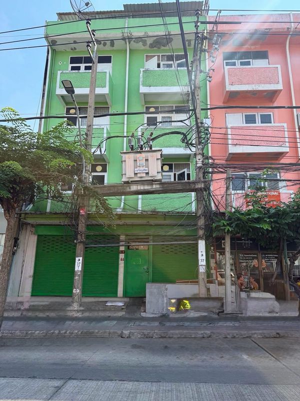 4-Storey Commercial Building for Rent in Charoen Nakhon, 500 Meters from ICONSIAM Rooftop with an ICONSIAM view