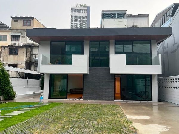 บ้านเดี่ยว เลี้ยงสัตว์ได้ รีโนเวทใหม่ให้เช่าในพัฒนาการ พร้อมสวนส่วนตัว ใกล้ทางด่วน
