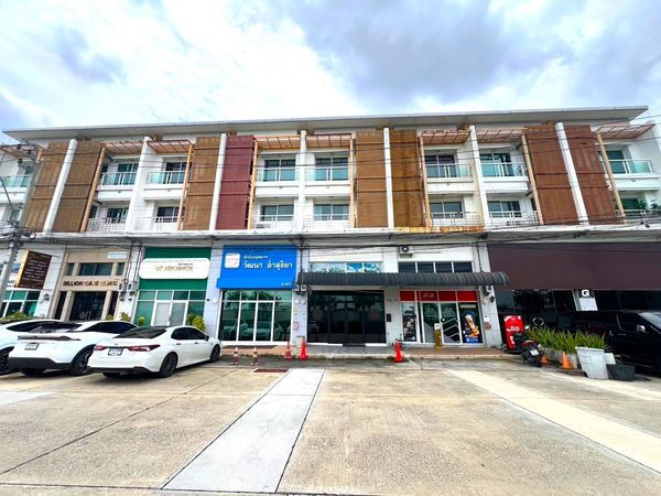 ทาวน์โฮม 4ชั้น เหมาะทำออฟฟิศ  ติดสนามบินแค่ 5นาที ที่จอดสะดวกมาก  