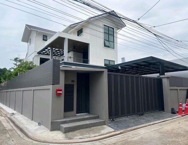 Newly built detached house for rent, 3 floors, usable area approximately 300 sq m., near MRT Bang Pho, only 450 meters.