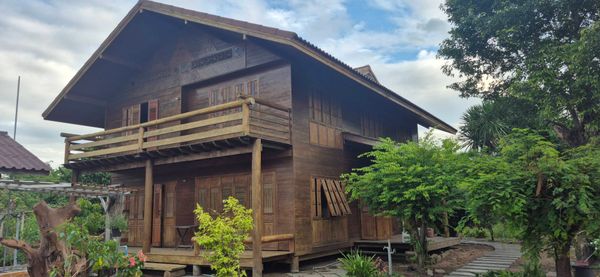 ขายบ้านเดี่ยว 2 ชั้น พร้อมที่ดิน 3 ไร่ 3 งาน อ.เมืองสุพรรณบุรี บรรยากาศร่มรื่น เหมาะสำหรับอยู่อาศัยหรือทำบ้านสวน