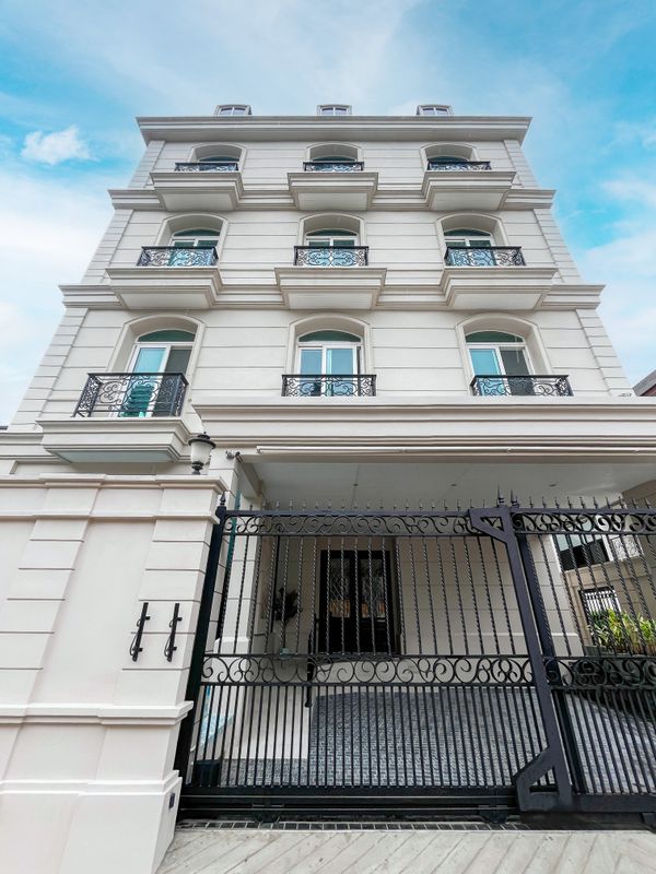 🏡 Luxury House for Sale in Sukhumvit 61, Ekkamai | Spacious 600 Sq.m. Private Residence in Prime Bangkok Location [MKH260802]