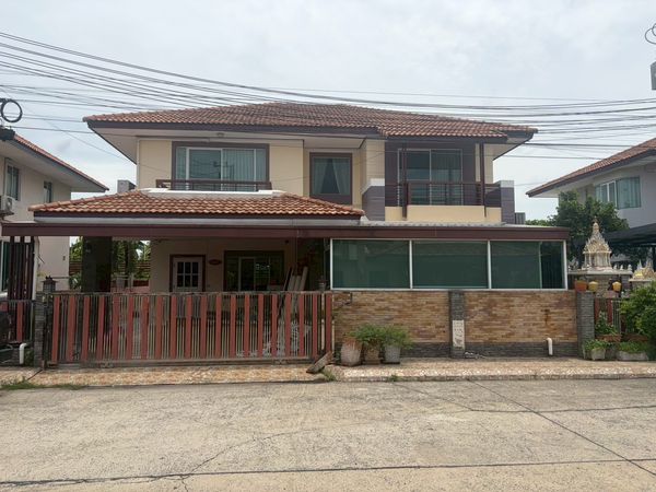 Looking for a peaceful home with easy access to the city? Detached house for sale on 62 sq.wah of land with 210 sq.m. of usable area at Garden Villa Waterfront. Move-in ready, with air conditioners and partial furniture included. Located in Lat Sawai, clo