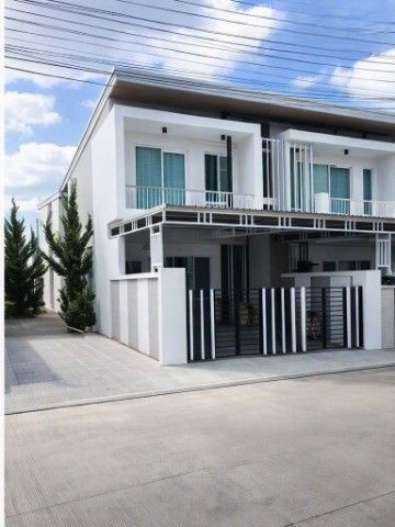 Chang Klan, Chiang Mai. Modern style townhome with 3 bedrooms and 2 bathrooms. Located near Central Chiang Mai Memorial Hospital (900 m). Fully furnished with appliances. 20 sq.wa land area, 155 sq.m usable area. 18,499 B-M. Located on Mahi