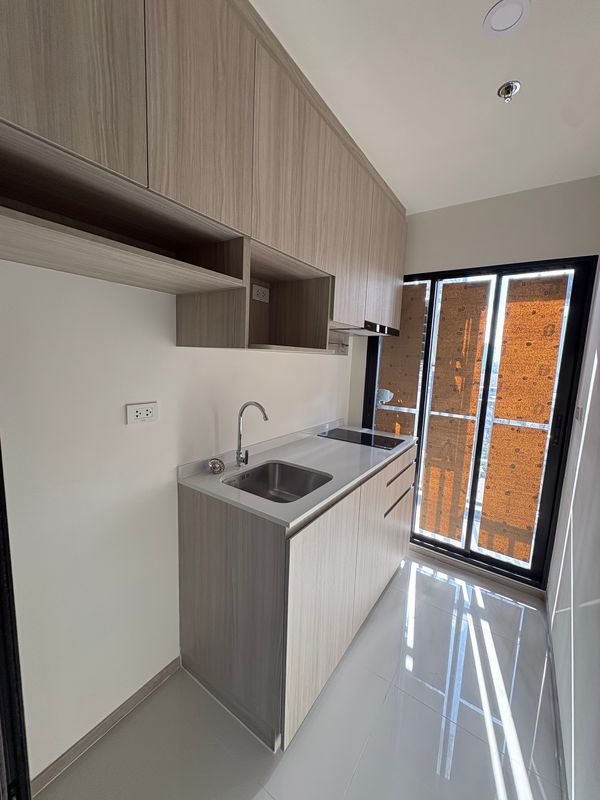 Brand New 100% First-Hand Condo! 10th Floor, Main Road Location! Great Value! Condo for Sale at Origin Place Bangna, 27.86 sq.m., near MRT Si Iam Station.