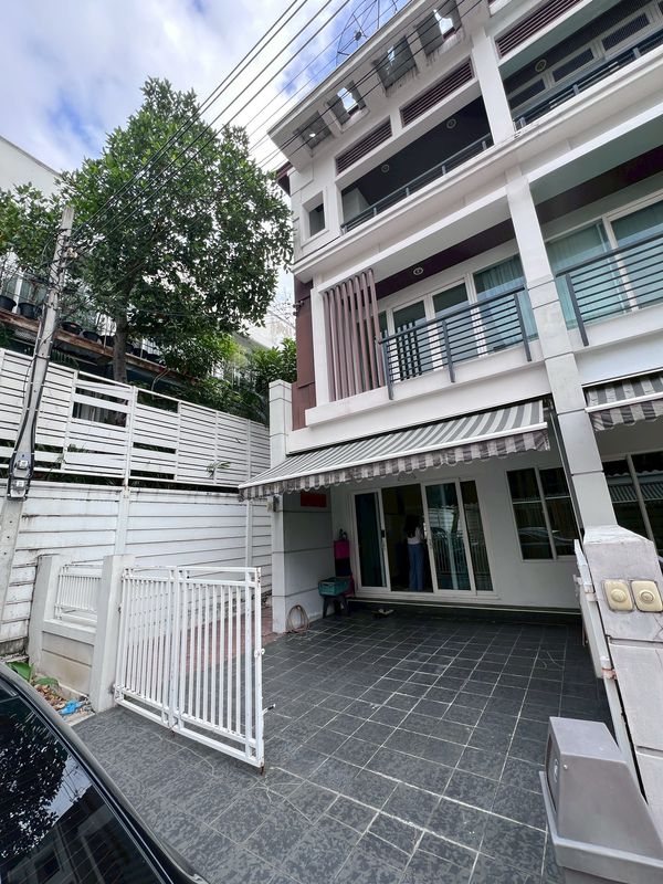 RH051126 ขายพร้อมผู้เช่า ทาวน์โฮม 3 ชั้น 3 ห้องนอน at Baan Klang Muang Urbanion Rama 9-Ladprao
