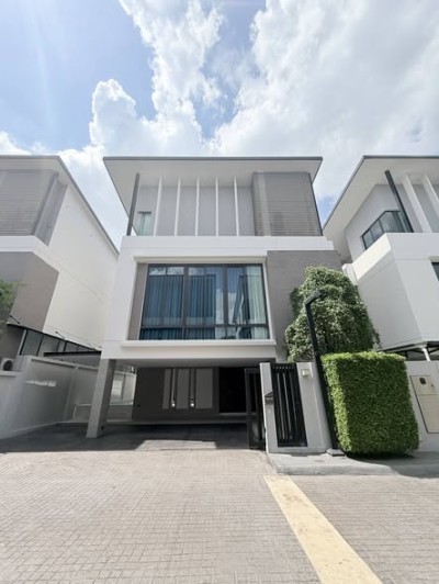 ✨ The Glamor Ekkamai–Praditmanutham | 900 ม. ถึง MRT ลาดพร้าว 71 | Luxury Pool Villa