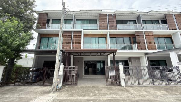 ขายทาวน์เฮ้าส์/ทาวน์โฮม  ศุภาลัย เอสเซ้นส์ ลาดพร้าว MRT-ลาดพร้าว 101 (สายสีเหลือง) คลองจั่น เขต บางกะปิ กรุงเทพ CX-169431