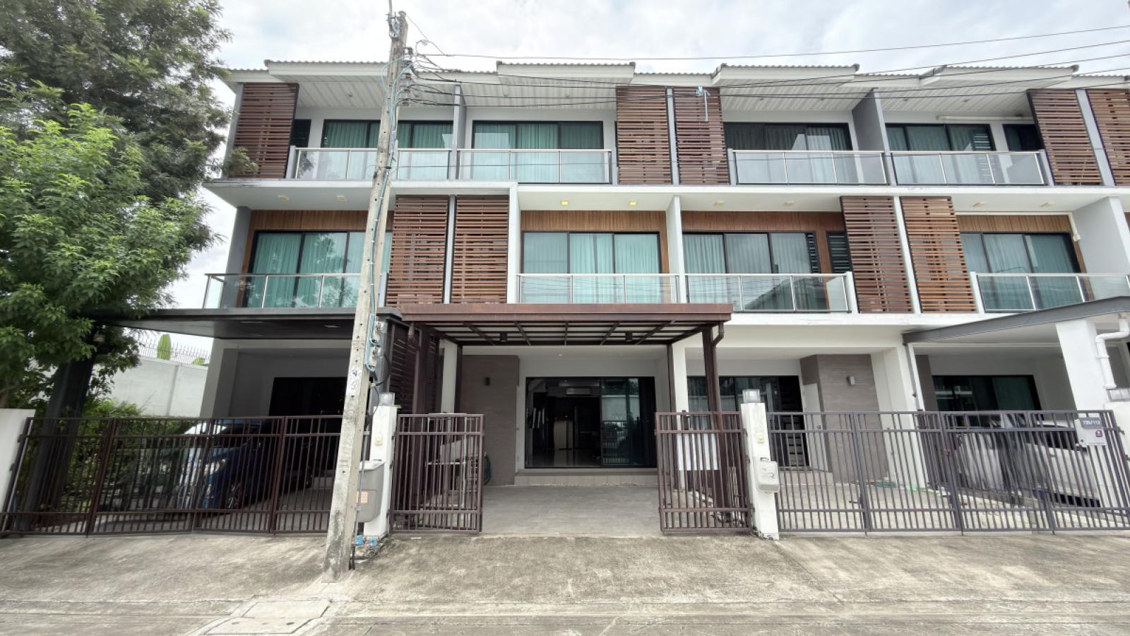 ขายทาวน์เฮ้าส์/ทาวน์โฮม ศุภาลัย เอสเซ้นส์ ลาดพร้าว MRT-ลาดพร้าว 101 (สายสีเหลือง) คลองจั่น เขต บางกะปิ กรุงเทพ CX-169431 ขายทาวน์เฮ้าส์/ทาวน์โฮม ศุภาลัย เอสเซ้นส์ ลาดพร้าว MRT-ลาดพร้าว 101 (สายสีเหลือง) คลองจั่น เขต บางกะปิ กรุงเทพ CX-169431