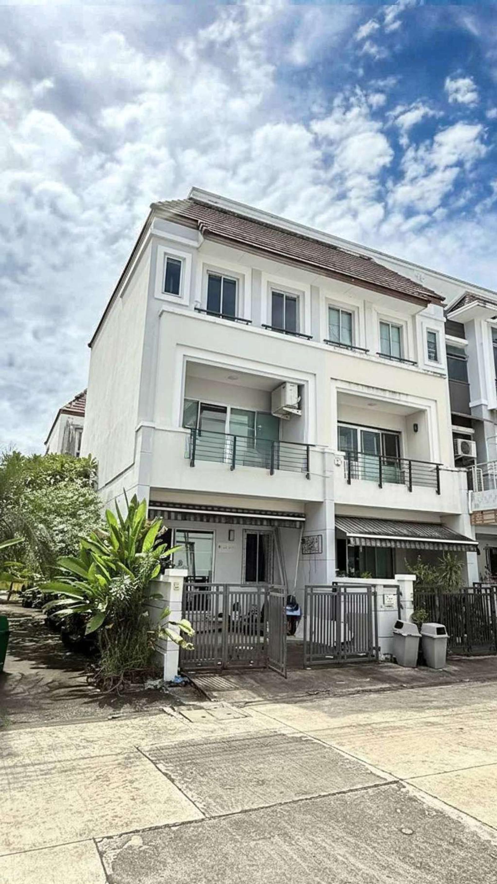 Baan Klang Meuang The Royal Monaco Srinakarin - Pattanakarn / 3 Bedrooms (FOR SALE) GNG226