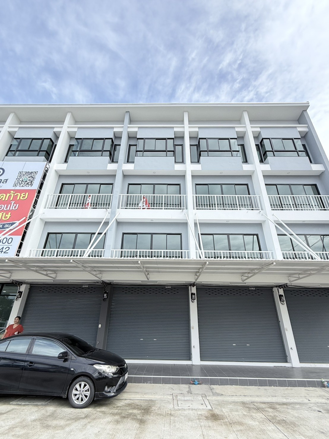 🚗 Commercial building for rent, 3 units (Soi Kantana, Bang Yai), spacious parking, can park more than 30 cars!