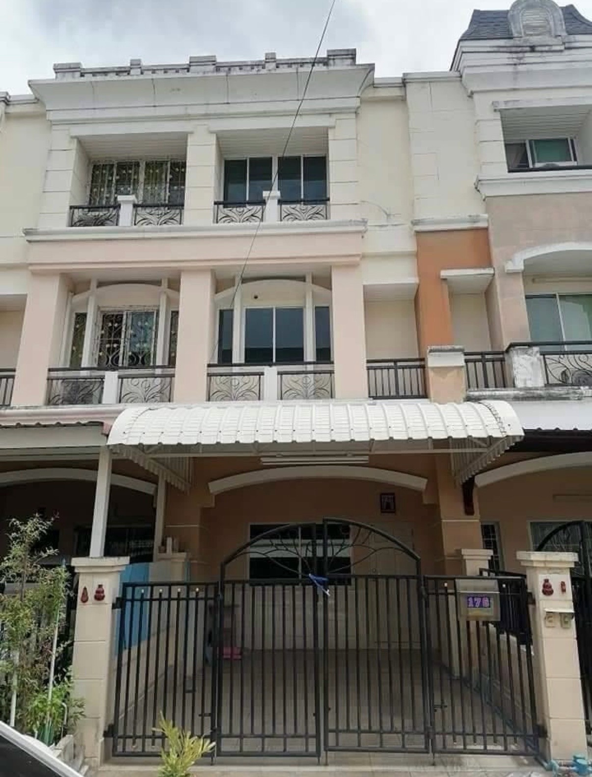ขายบ้านทาวน์โฮม หมู่บ้าน ปริญญาลักษณ์ (วงแหวน-สาทร)
