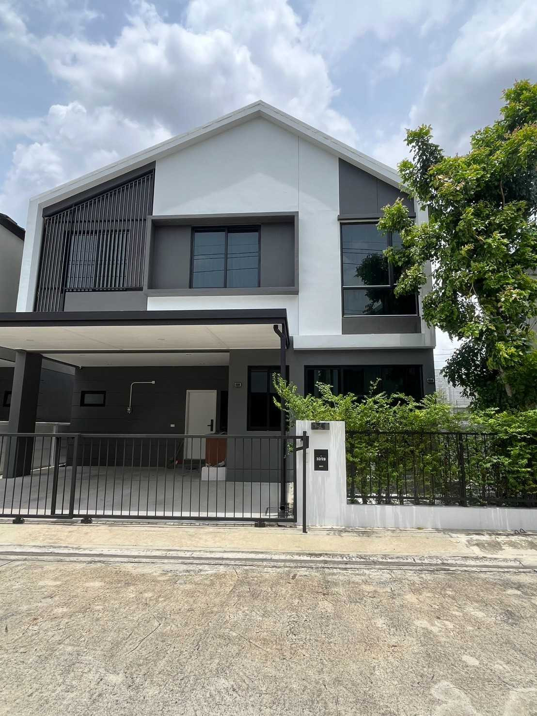ขายขาดทุน บ้านแฝดอารมณ์บ้านเดี่ยว ดีไซน์ยุโรปสุดหรู ทำเลสายไหม-พหลโยธิน ในโครงการ Eternity Grove สายไหม-พหลโยธิน ราคาพิเศษ: เพียง 6,000,000 บาท (ขายขาดทุน ตัดใจปล่อยด่วน!)