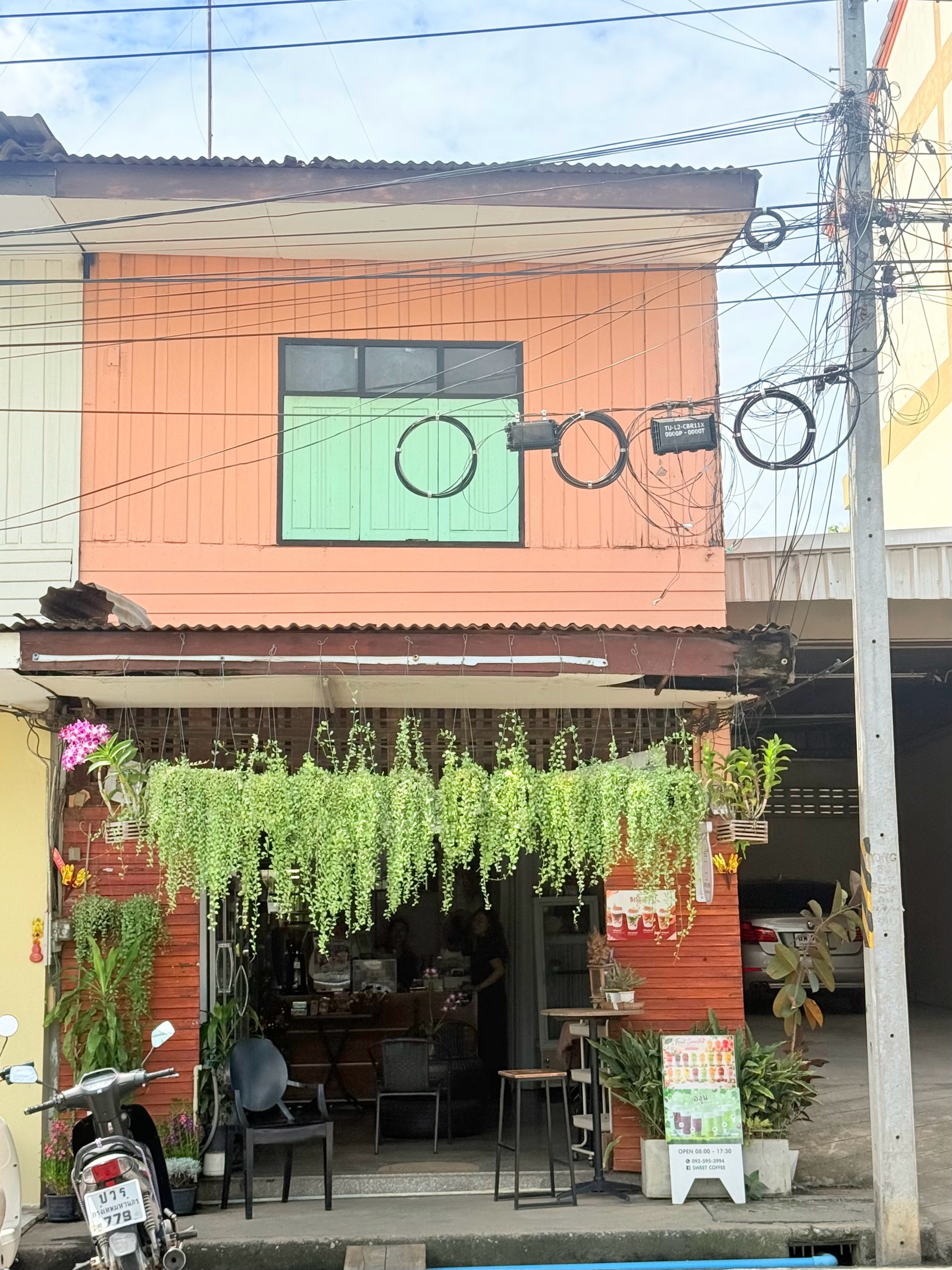 Chonburi house for sale, 2 stories, good location, next to the road in the market. Next to Krungthai Bank and Government Savings Bank.