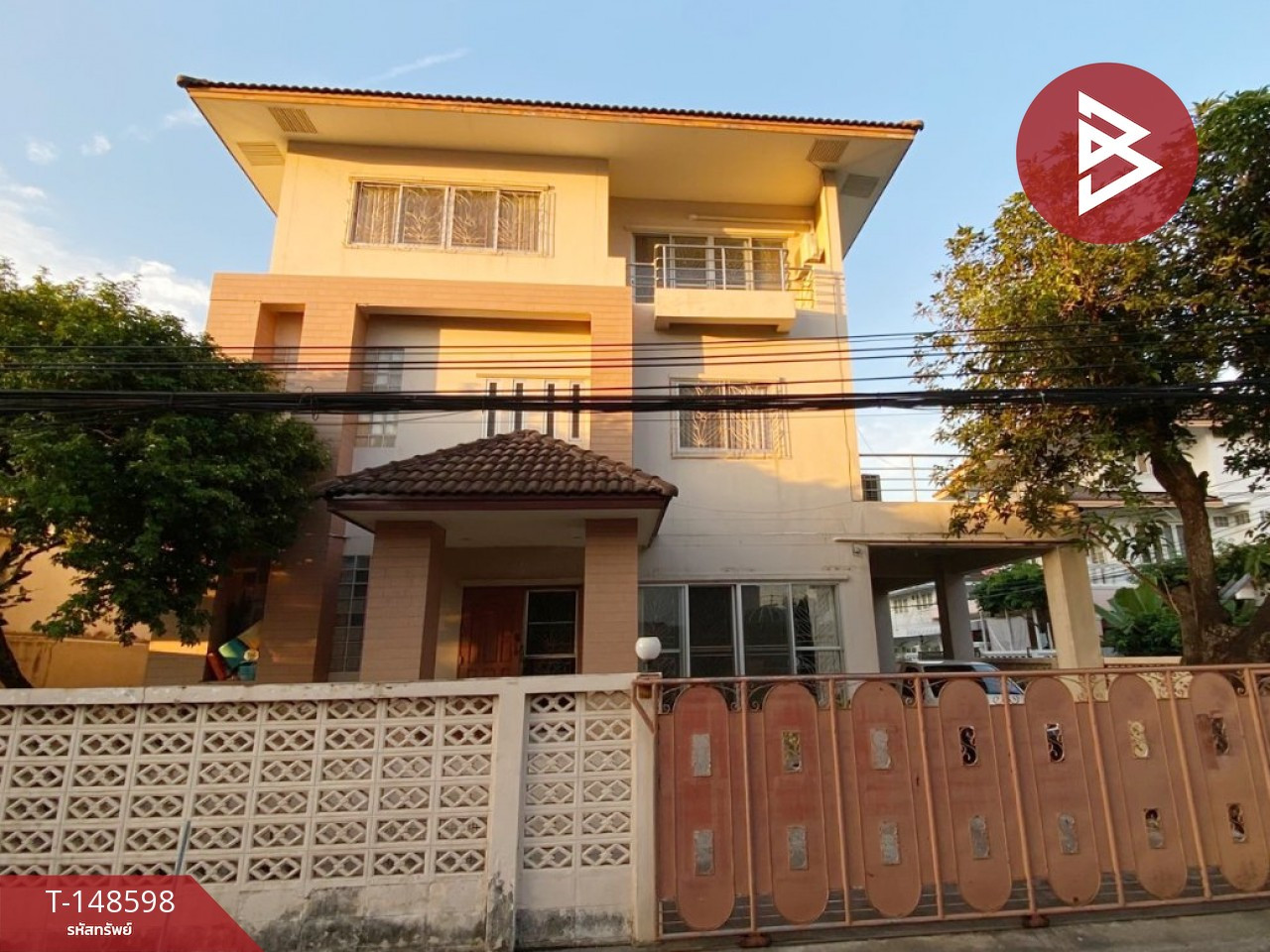 Corner detached house for sale, 3 floors, area 52 sq m, Huai Khwang, Bangkok.