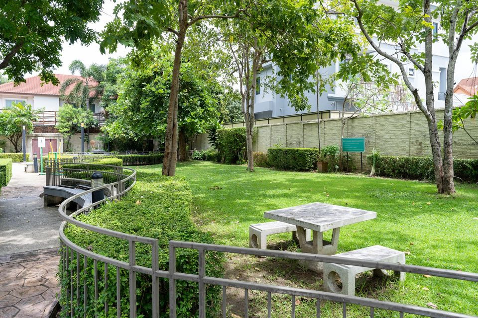 Townhome near Don Mueang Airport, close to 2 BTS lines, suitable for office use, very convenient parking.