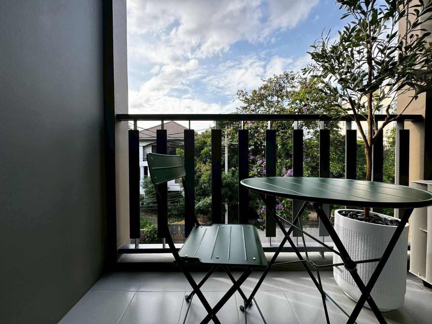 Condo allows pets. Near Sukhumvit Road BTS Phra Khanong And next to St Andrews international school, it used to be a model room before. The room is definitely beautiful. – รูปที่ 3