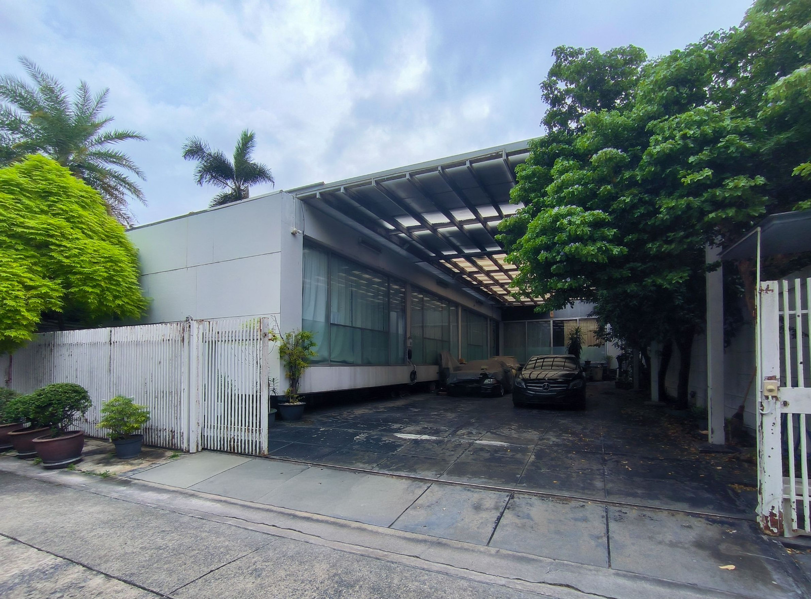 Urgent Sale!! 2-story detached house, Soi Chat San, Sutthisan Road Size 126.8 Sq.Wah. 4 Beds 5 Baths at Price 49 MB Urgent Sale!! 2-story detached house, Soi Chat San, Sutthisan Road Size 126.8 Sq.Wah. 4 Beds 5 Baths at Price 49 MB