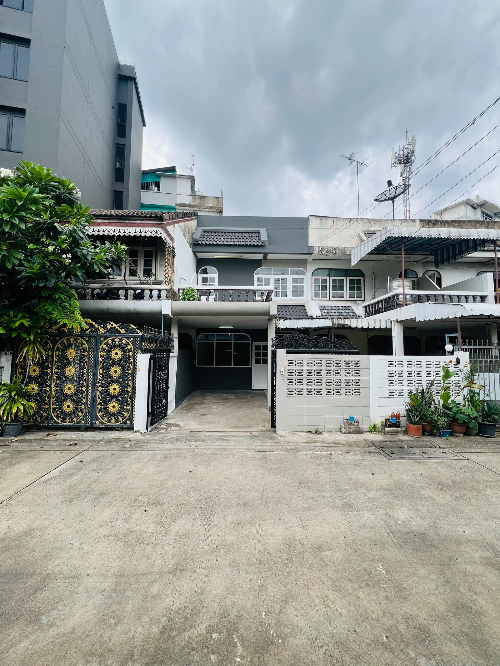 Townhouse for sale Wide frontage near the main road at Phibun intersection. Nakhon In, just over a hundred meters away, is very livable. Townhouse for sale Wide frontage near the main road at Phibun intersection. Nakhon In, just over a hundred meters away, is very livable.