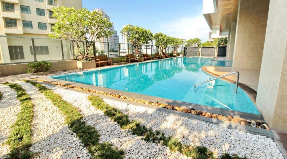 Bright Sukhumvit 24, 2B 2B high floor size 86.5 sq m, City view, Fully furnished, Very good layout, Sell 12.7 MB only (Near The Emporium)