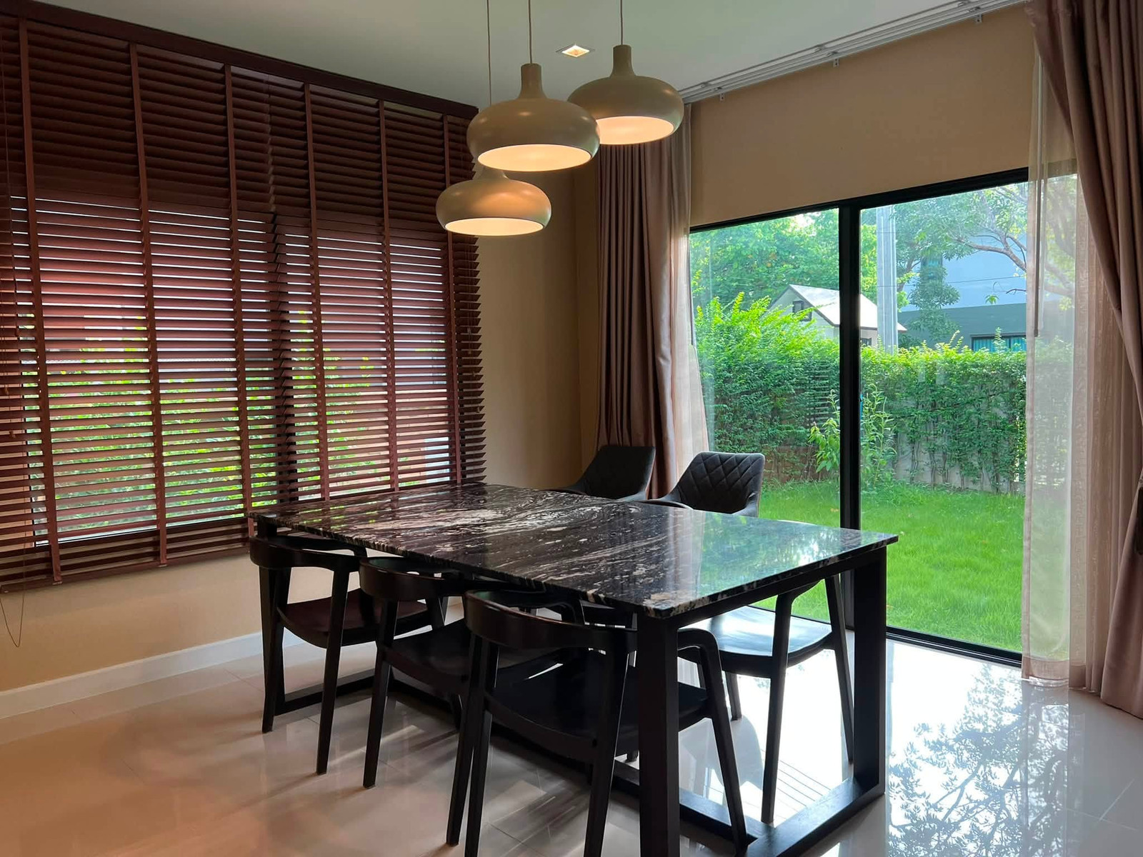 บุราสิริ วงแหวน - อ่อนนุช 106 ตรว.  พื้นที่ใช้สอย 230 ตรม.  4 ห้องนอน 3 ห้องน้ำ  4 ที่จอดรถ