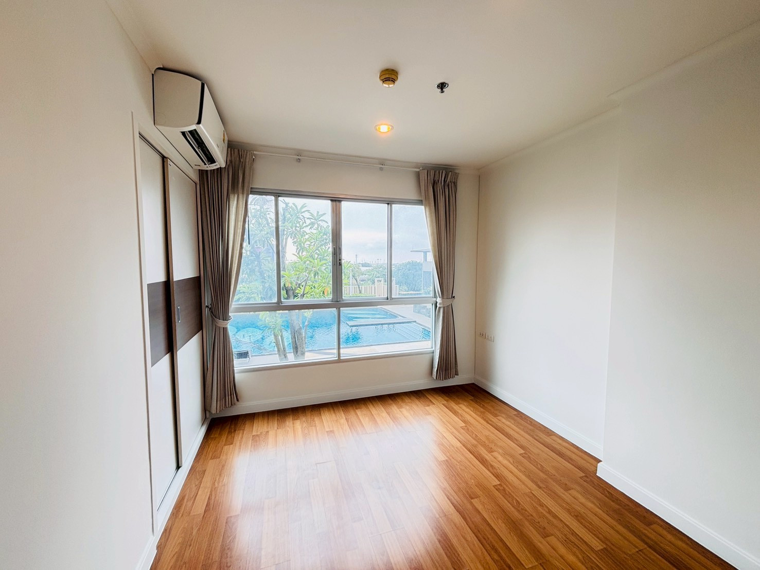 ขายถูก ฟรีโอน!! ใกล้ช่อง3 ลุมพินี พระราม4-กล้วยน้ำไท Condo Free Transfer!! Lumpini Place Rama 4 - Kluaynamthai ขายถูก ฟรีโอน!! ใกล้ช่อง3 ลุมพินี พระราม4-กล้วยน้ำไท Condo Free Transfer!! Lumpini Place Rama 4 - Kluaynamthai
