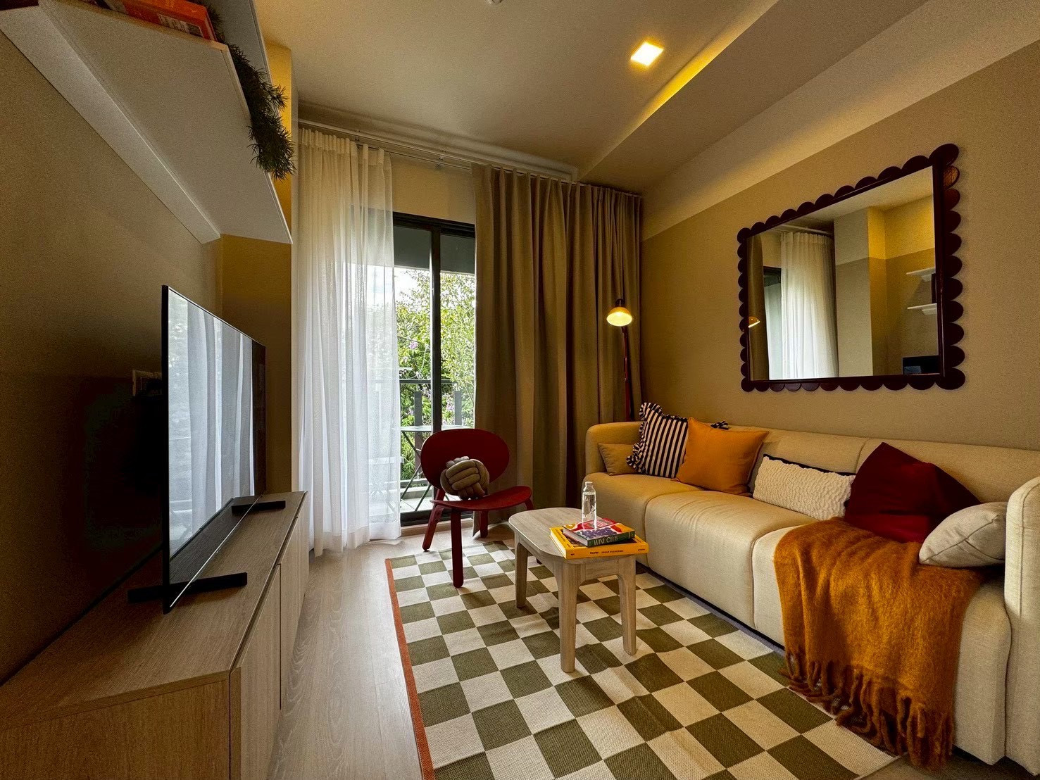 Condo allows pets. Near Sukhumvit Road BTS Phra Khanong And next to St Andrews international school, it used to be a model room before. The room is definitely beautiful. – รูปที่ 4