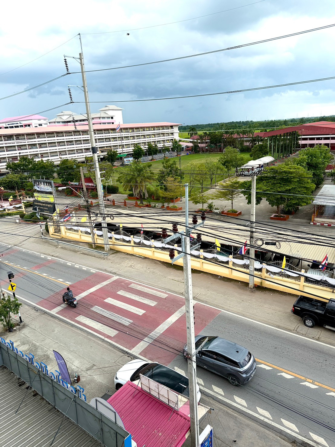 For rent, 4-story commercial building, opposite Sai Yai School, good location.