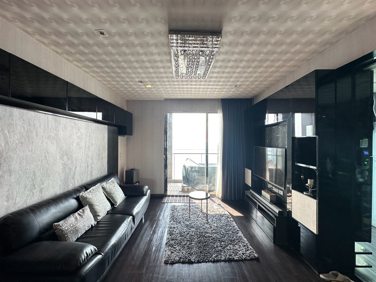 For sale/rent luxury condo Rama 3 (2 bedrooms, 70 sq m.), 100% parking, magnificent central area, near Terminal 21 and international school.