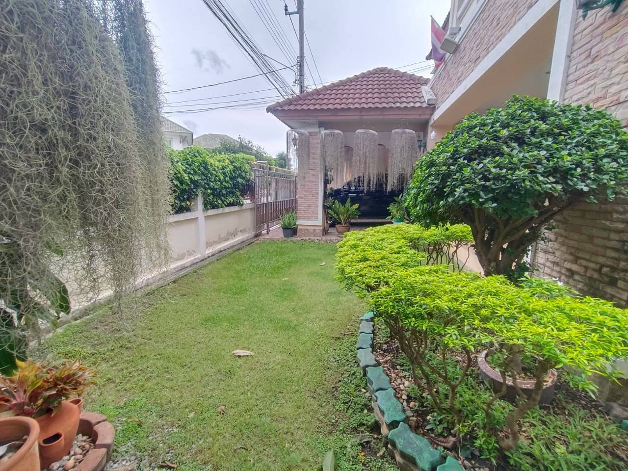 🏡 บ้านเดี่ยวแปลงสวยระดับ พรีเมียม! "หมู่บ้านทองสถิตย์ วัชรพล" แบบบ้าน A ไซส์ใหญ่พิเศษ ติดถนนหลัก หน้าสวนส่วนกลาง เพียง 8.5 ล้านบาท! ✨ – รูปที่ 4
