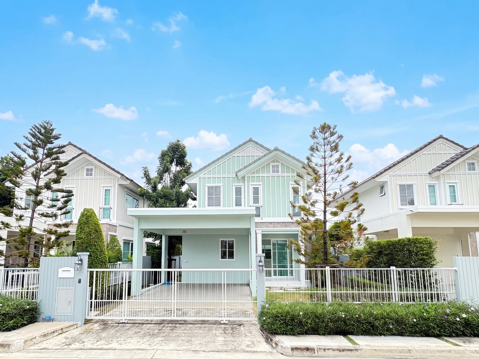 Brand new condition at a great price! Sivalee Srinakarin-Romklao Brand new condition at a great price! Sivalee Srinakarin-Romklao