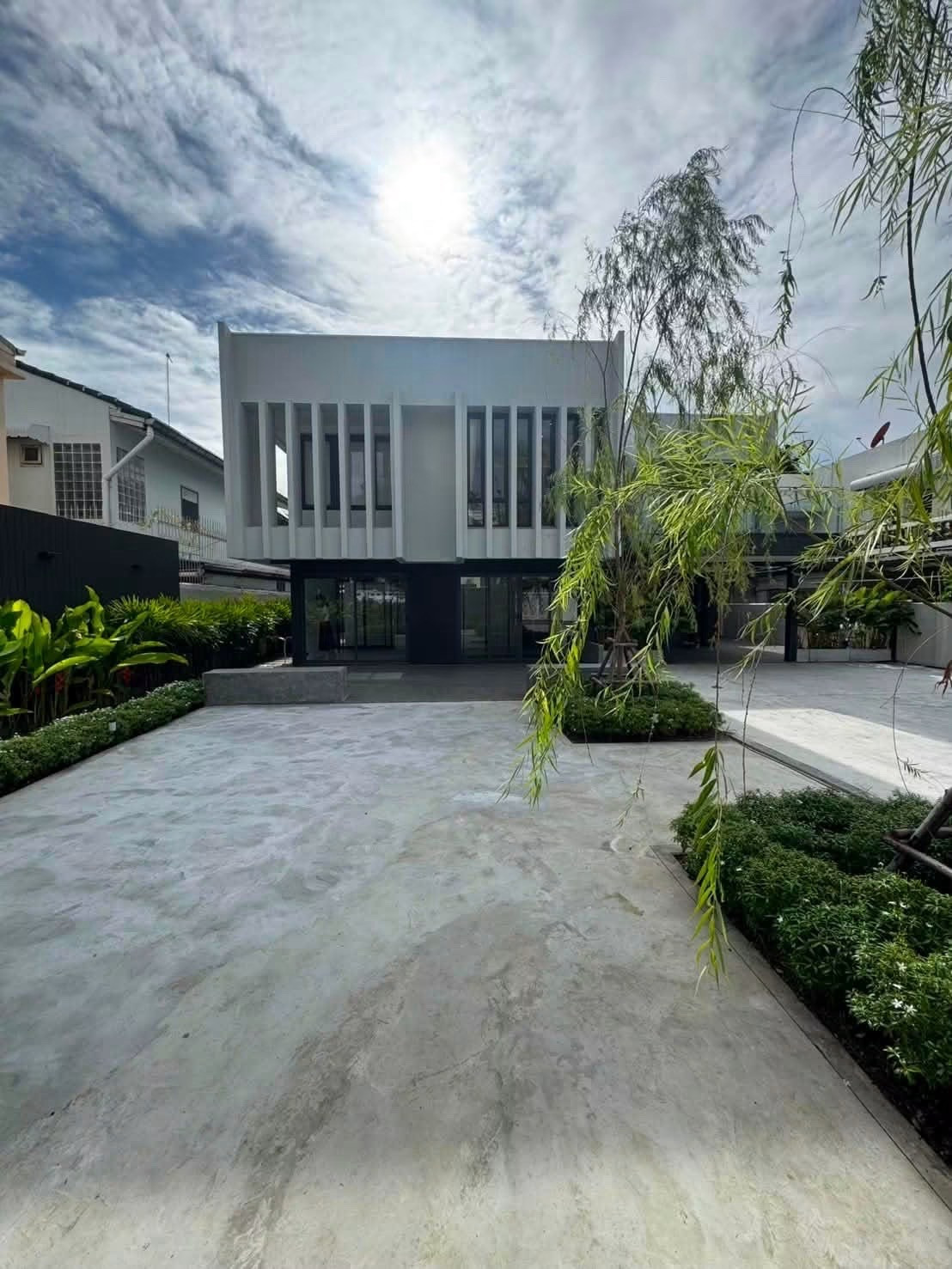 For sale/rent single house Pridi 26 - Ekkamai, below market price, 326,000 baht per square wa | Newly renovated house Never rented out, parking for 5+3 cars. For sale/rent single house Pridi 26 - Ekkamai, below market price, 326,000 baht per square wa | Newly renovated house Never rented out, parking for 5+3 cars.