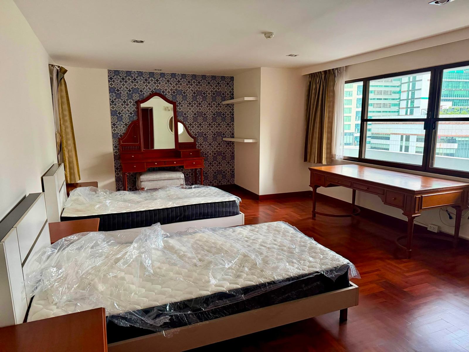 Condo for rent Sukhumvit, very large room, very new furniture, location Soi Sukhumvit 20.