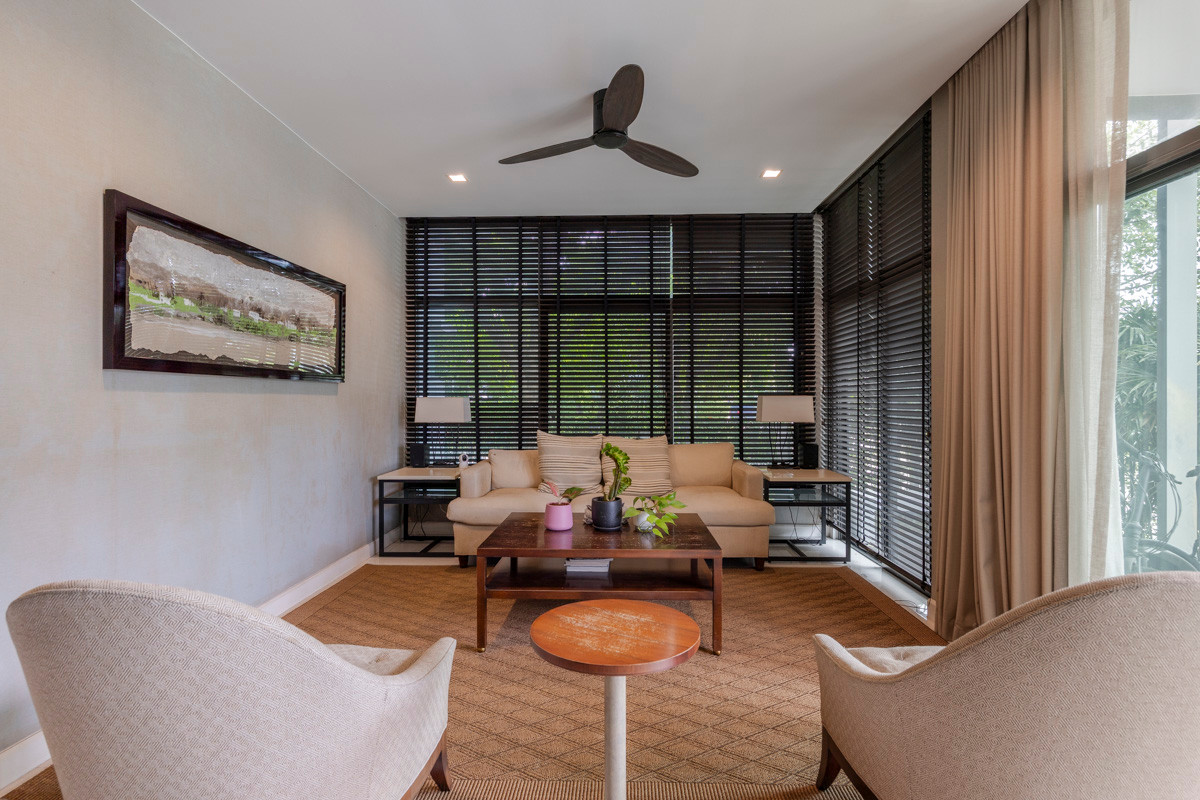 Single house for sale Setthasiri Srinakarindra-Rama9, large plot, opposite the clubhouse garden, imported furniture, Chanintr mattress and furniture, parquet floors, built-in wardrobe, modern form.