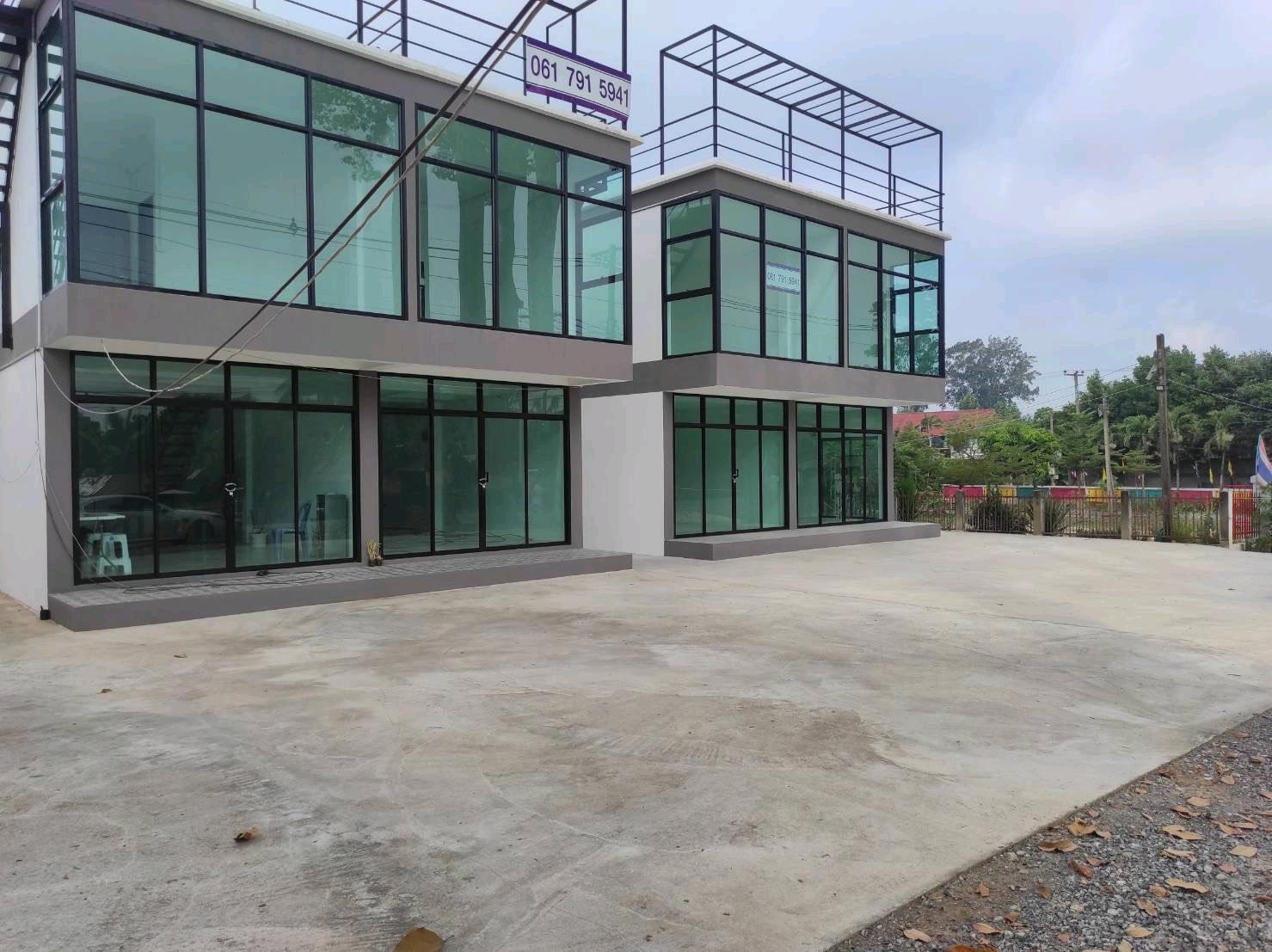 Newly built shophouse for sale (Welcome to accept agents) Saraphi Subdistrict, Saraphi District, Chiang Mai Province, prime location