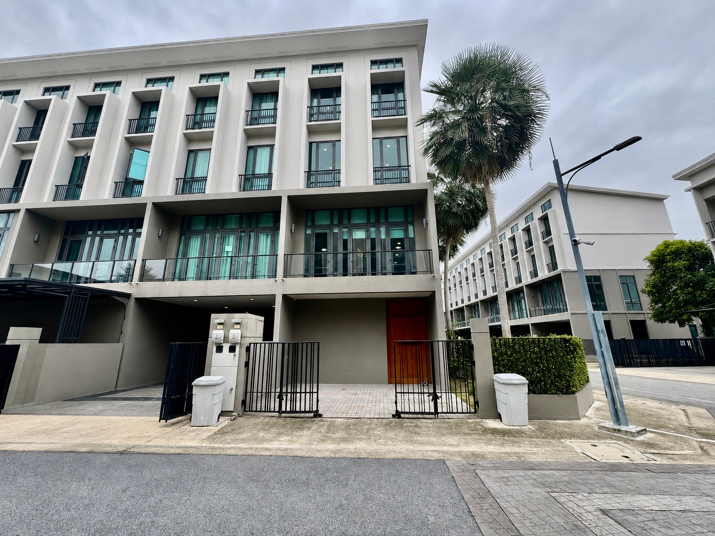 ขาย Townhome หรู 4 ชั้น | Patio Ratchayothin เหมาะสำหรับอยู่อาศัยหรือ Home Office ขาย Townhome หรู 4 ชั้น | Patio Ratchayothin เหมาะสำหรับอยู่อาศัยหรือ Home Office