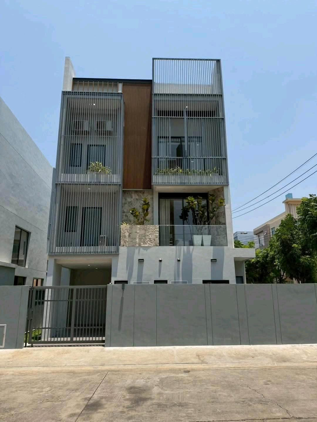 ขาย บ้านเดี่ยว 3 ชั้น โครงการ ปรีชา ราม3 รามคำแหง-พัฒนาการ อายุบ้าน 3ปีค่ะ พึ่งซื้อมาค่ะ บ้านใหม่แกะกล่อง ไม่เคยมีคนอยู่ ที่ดิน 66.6 ตรว พื้นที่ใช้สอย 453 ตรม 4 นอน 5 น้ำ 4 ที่จอดรถ 1 ห้องแม่บ้าน พร้อมห้องน้ำในตัว มีลิฟต์ส่วนตัว ถนนหน้า-หลัง 12 เมตร หน้ ขาย บ้านเดี่ยว 3 ชั้น โครงการ ปรีชา ราม3 รามคำแหง-พัฒนาการ อายุบ้าน 3ปีค่ะ พึ่งซื้อมาค่ะ บ้านใหม่แกะกล่อง ไม่เคยมีคนอยู่ ที่ดิน 66.6 ตรว พื้นที่ใช้สอย 453 ตรม 4 นอน 5 น้ำ 4 ที่จอดรถ 1 ห้องแม่บ้าน พร้อมห้องน้ำในตัว มีลิฟต์ส่วนตัว ถนนหน้า-หลัง 12 เมตร หน้