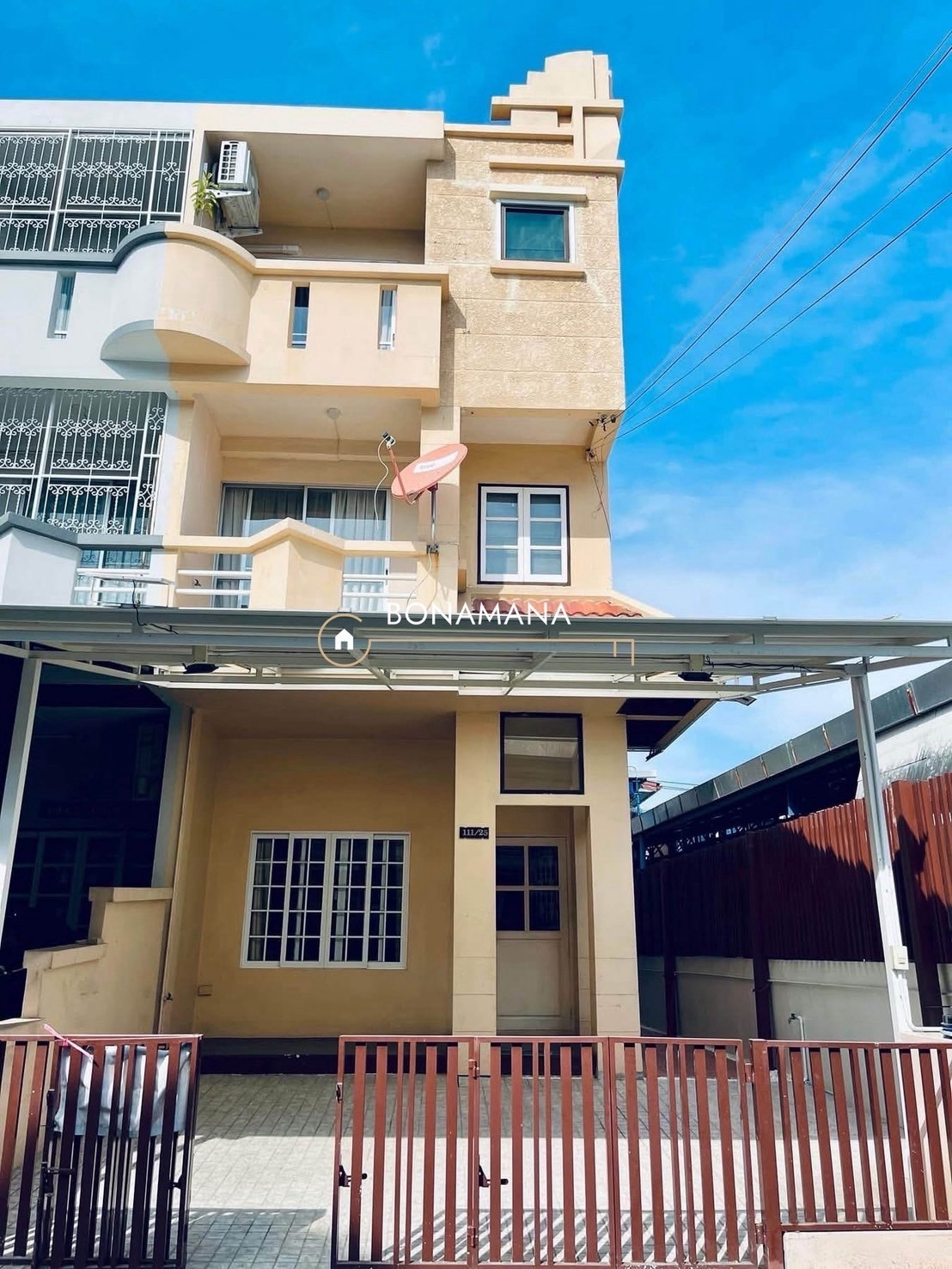 For rent, 3-story townhouse (corner house), Happyland Ville Village, Lasalle Soi 32.
