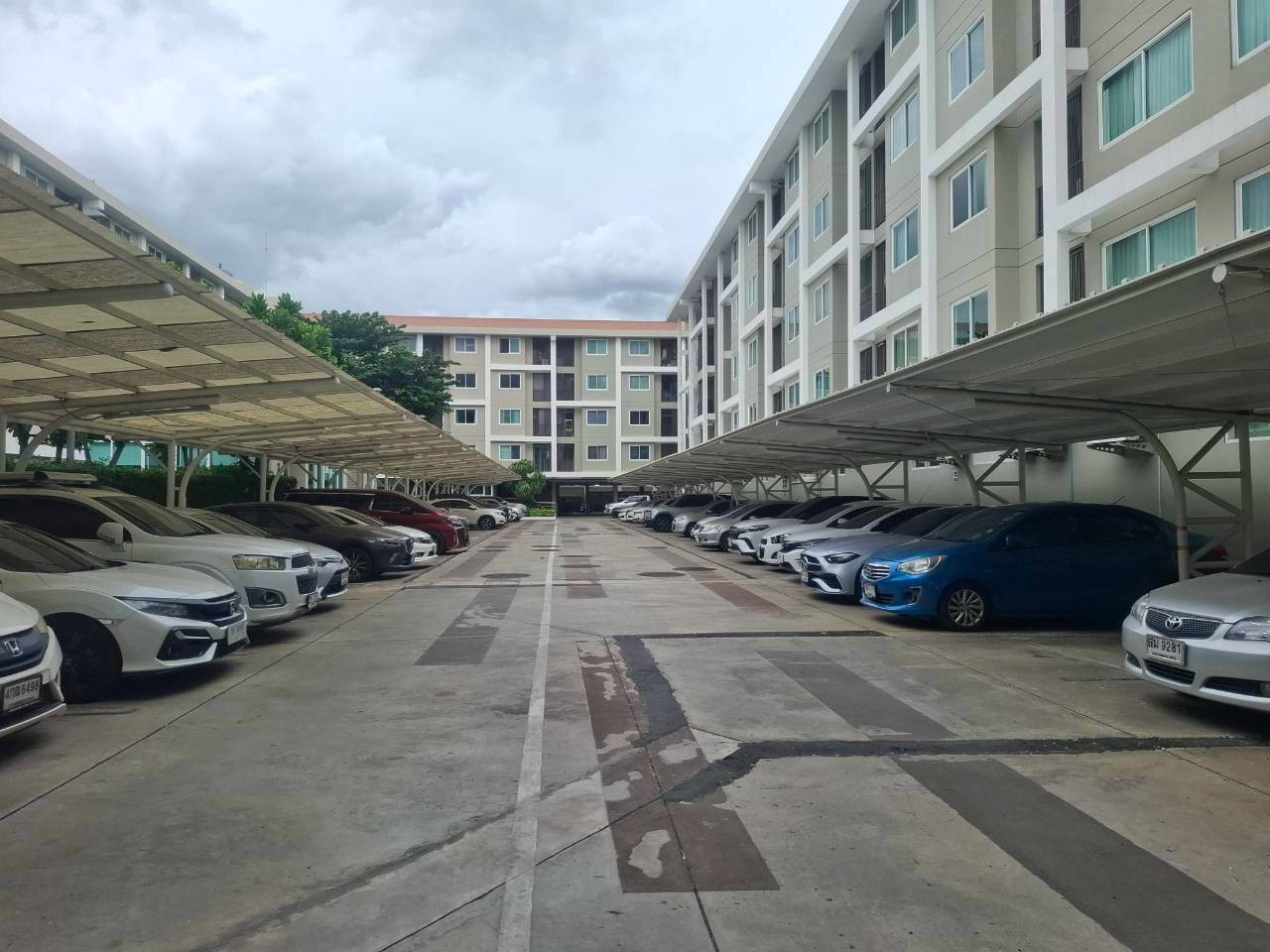 Condo for sale/rent, extra wide corner room, resort style | MT Residence Klong Luang, next to the main road, Khlong Luang. Sale price: 3,900,000 baht or rent: 16,000 baht/month.